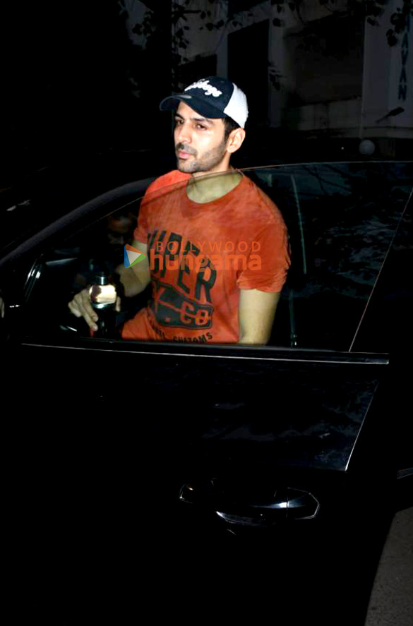 photos kartik aaryan snapped in juhu 4 23