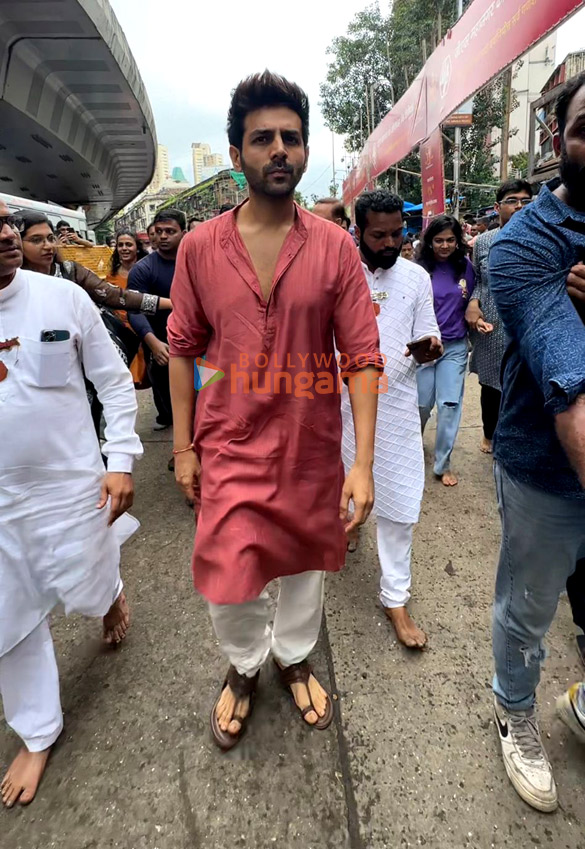 photos kartik aaryan visits lalbaugcha raja to seek lord ganeshas blessings 2