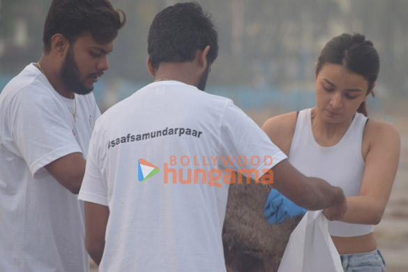 photos mahima makwana starts a beach clean up drive in mumbai post ganpati visarjan 3