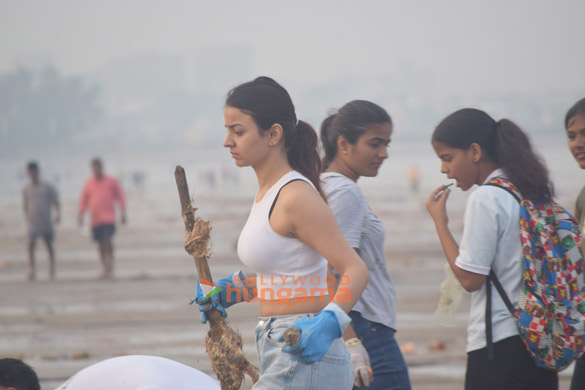 photos mahima makwana starts a beach clean up drive in mumbai post ganpati visarjan 5