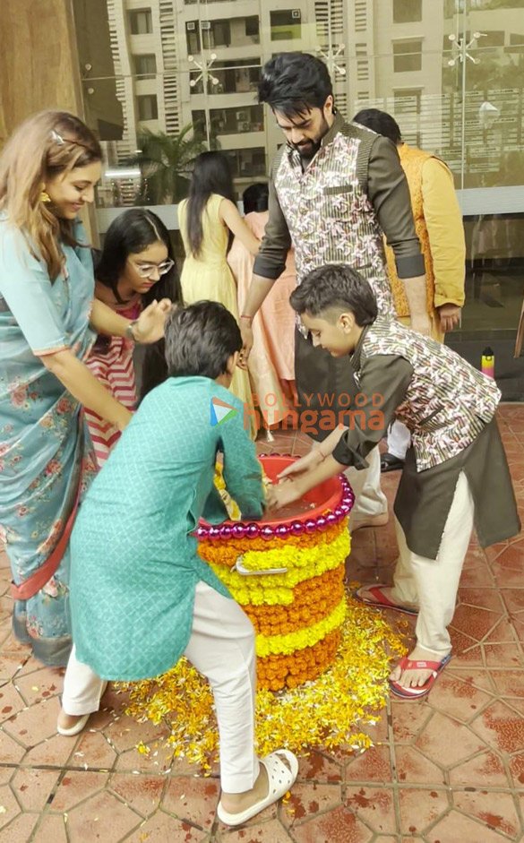 photos maniesh paul snapped during ganpati visarjan 2