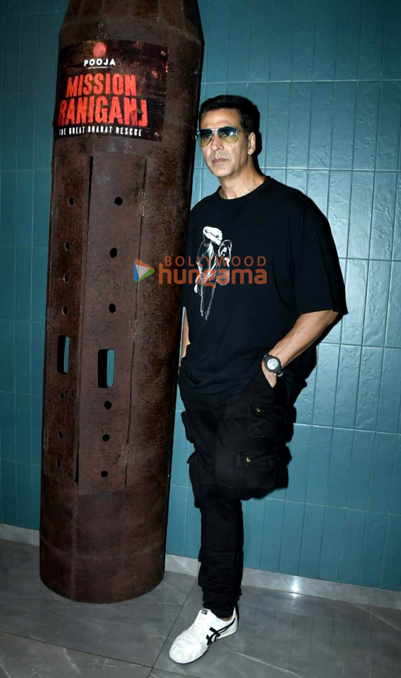 photos mission raniganj stars akshay kumar and parineeti chopra snapped at pooja entertainment office in juhu 5