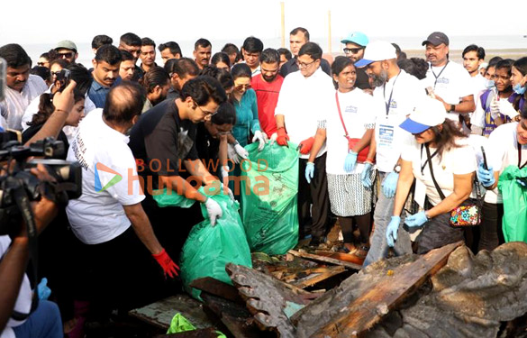 photos rajkummar rao and saiyami kher snapped participating in the beach cleanup drive in juhu 5