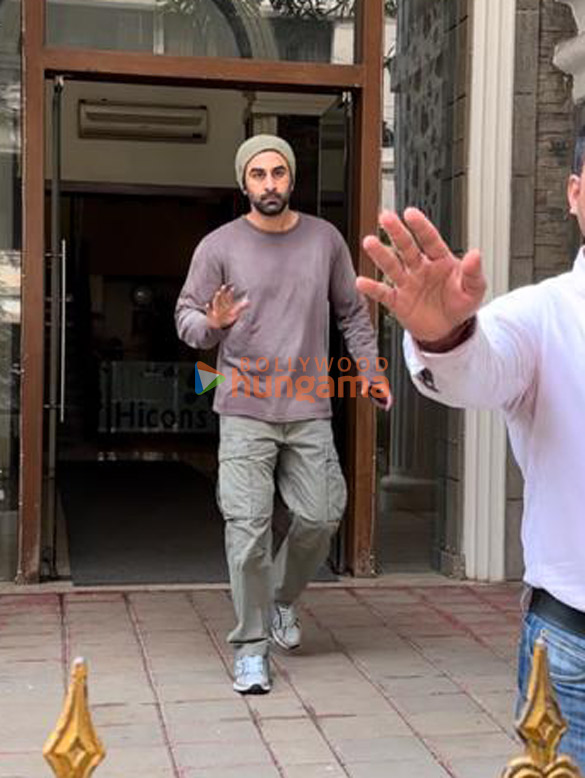 photos ranbir kapoor snapped at a clinic in mumbai 2
