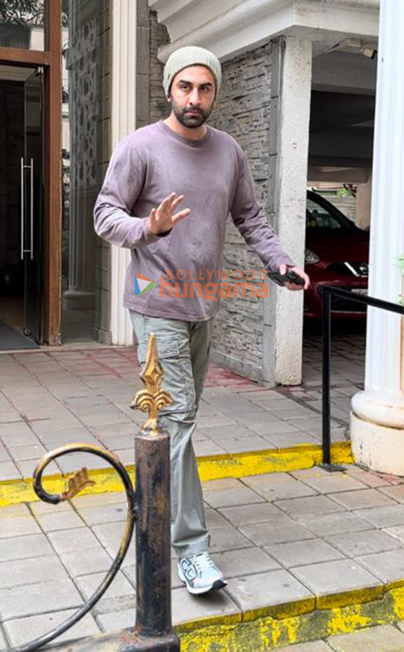 Photos: Ranbir Kapoor snapped at a clinic in Mumbai Photos: Ranbir Kapoor snapped at a clinic in Mumbai