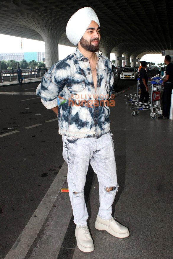 photos richa chadha pulkit samrat manjot singh snapped at the airport 6