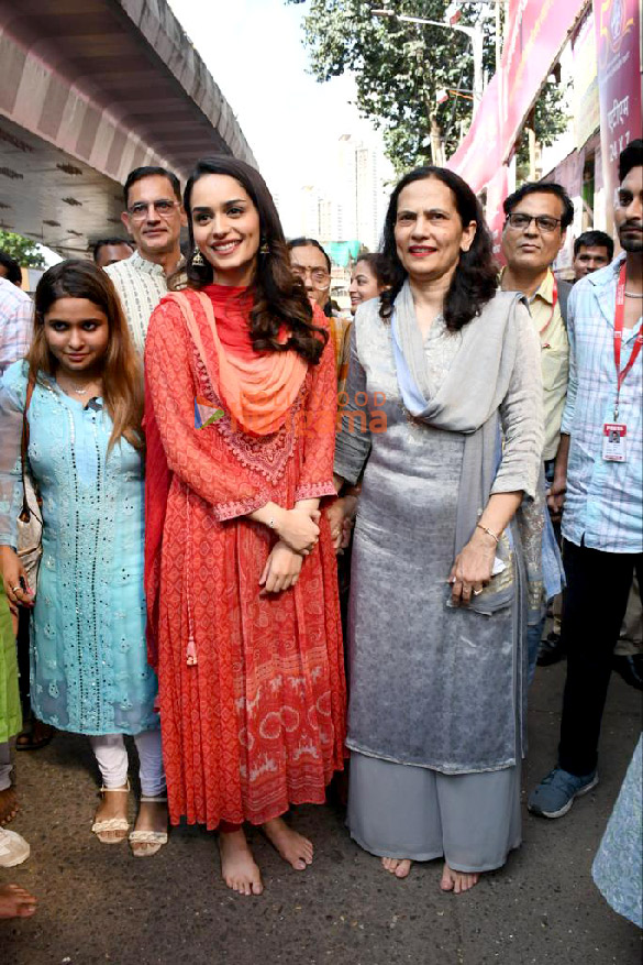 photos sanya malhotra pragya jaiswal and others snapped at lalbaugcha raja 1000 3