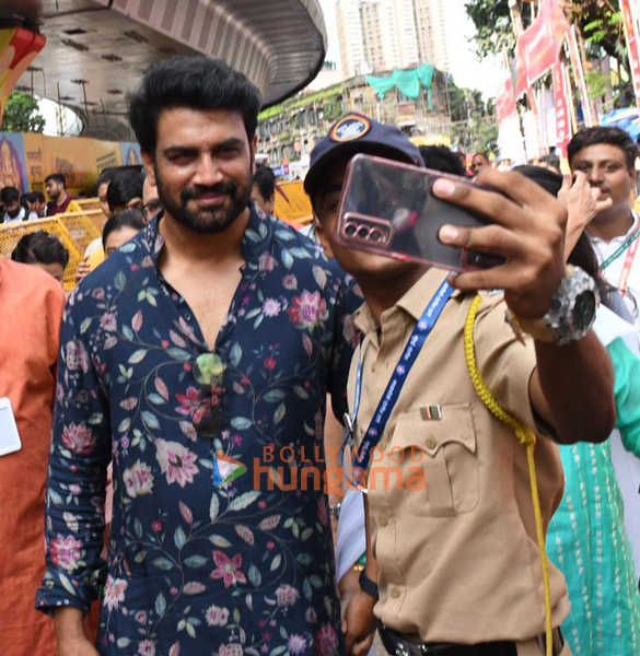 photos sanya malhotra pragya jaiswal and others snapped at lalbaugcha raja 990 1