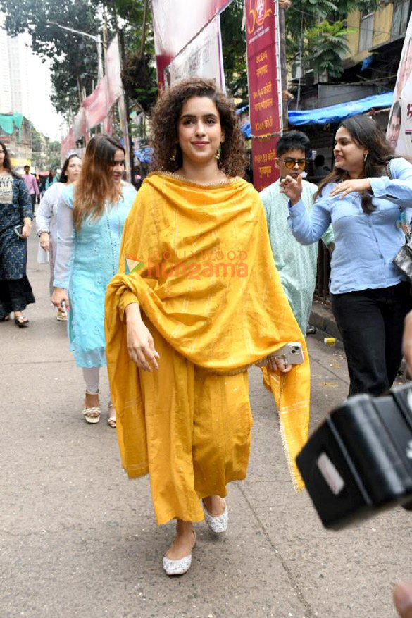 photos sanya malhotra snapped at lalbaugcha raja 2