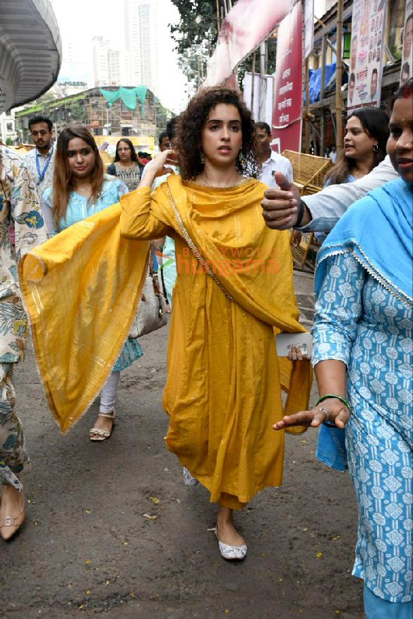 photos sanya malhotra snapped at lalbaugcha raja 4