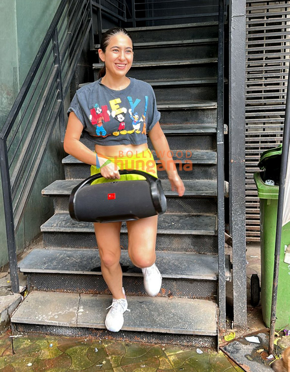 Photos: Sara Ali Khan snapped outside the gym Photos: Sara Ali Khan snapped outside the gym