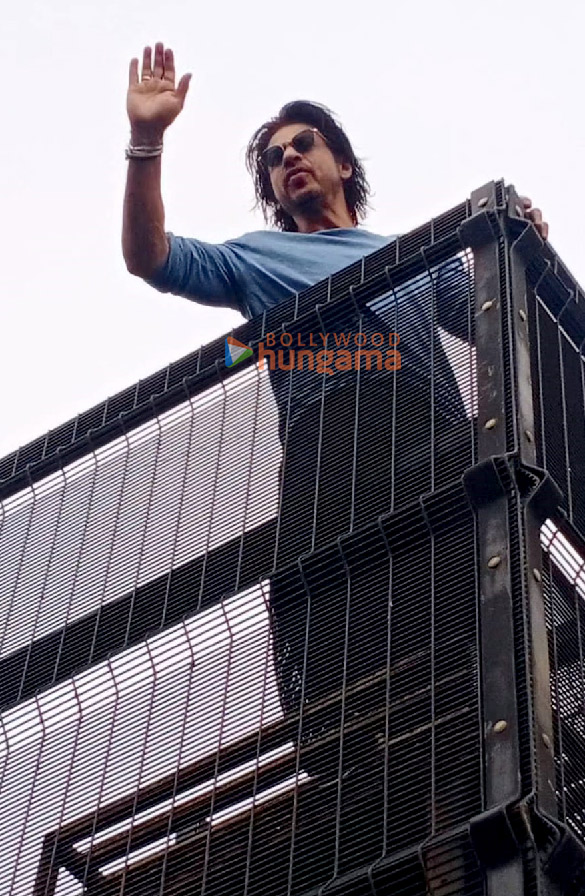 photos shah rukh khan greets fans outside mannat in mumbai 1 3