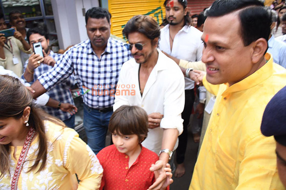 Photos: Shah Rukh Khan snapped at Lalbaugcha Raja
