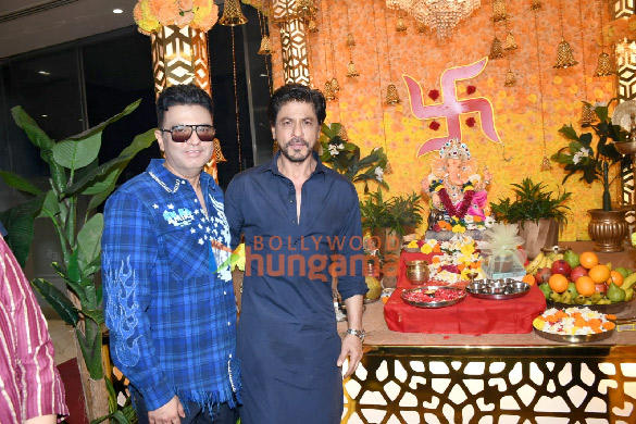 photos shah rukh khan snapped at t series office for ganesh chaturthi celebration 1