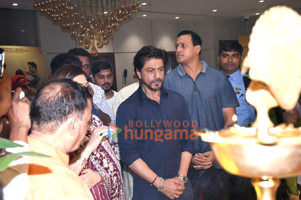 photos shah rukh khan snapped at t series office for ganesh chaturthi celebration 5