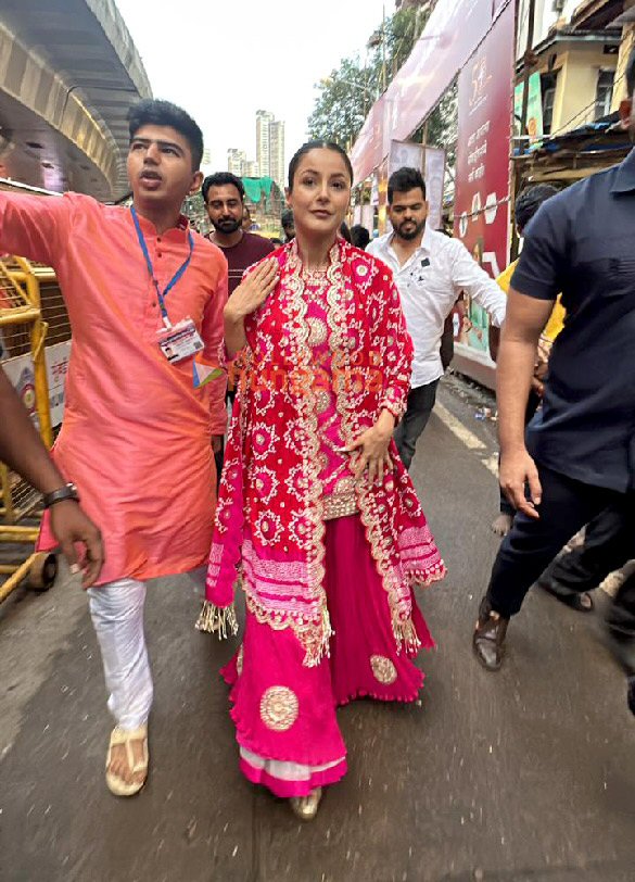 photos shehnaaz gill snapped at lalbaugcha raja 5