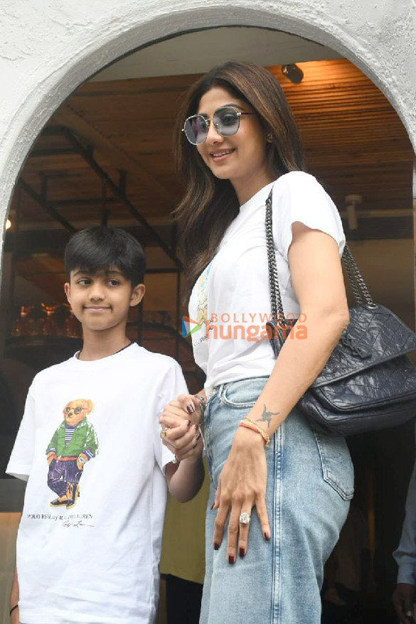 photos shilpa shetty with family spotted in bandra 2