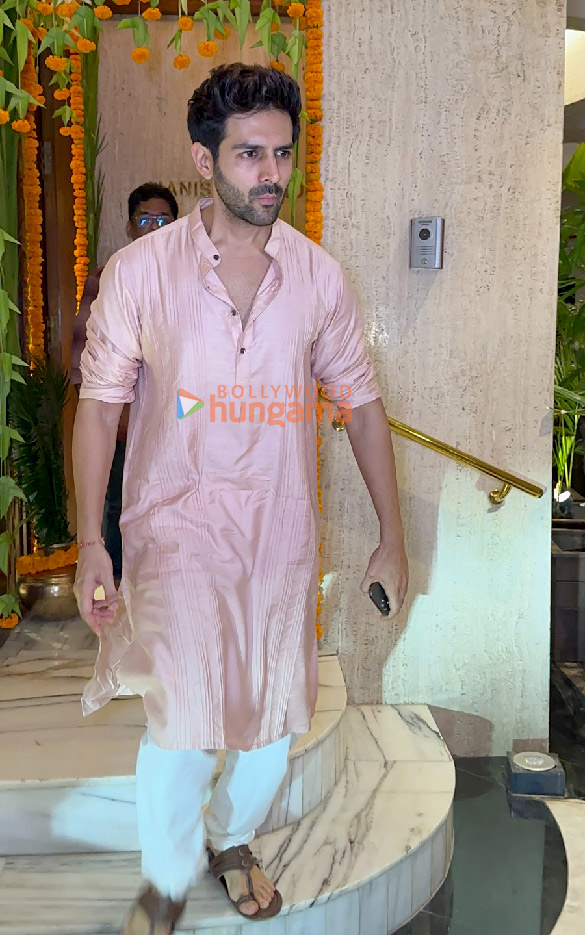 photos sidharth malhotra kiara advani kartik aaryan and others snapped at manish malhotras house in bandra 1