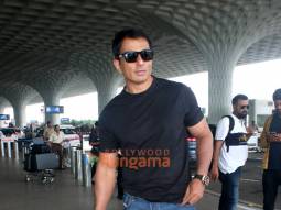 Photos: Kangana Ranaut, Sonu Sood, Karisma Kapoor, Saiee Manjrekar and Poonam Pandey snapped at the airport Photos: Kangana Ranaut, Sonu Sood, Karisma Kapoor, Saiee Manjrekar and Poonam Pandey snapped at the airport