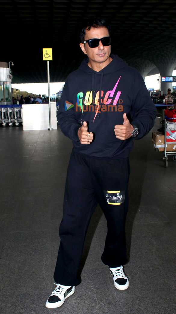 photos sonu sood and dia mirza snapped at the airport 3