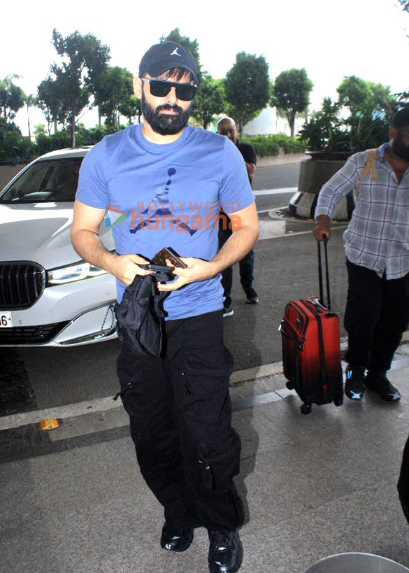 photos sunny leone elli avrram and pragya jaiswal snapped at the airport 9