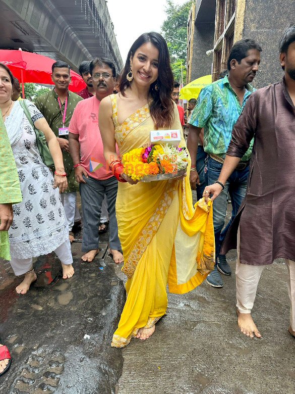 photos sunny leone mahima makwana and others snapped at lalbaugcha raja 2