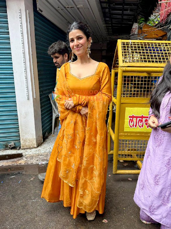 photos sunny leone mahima makwana and others snapped at lalbaugcha raja 3