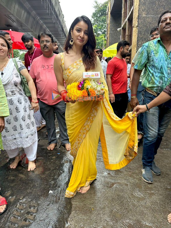 photos sunny leone mahima makwana and others snapped at lalbaugcha raja 6