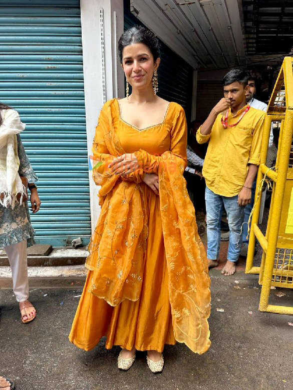 photos sunny leone mahima makwana and others snapped at lalbaugcha raja 7