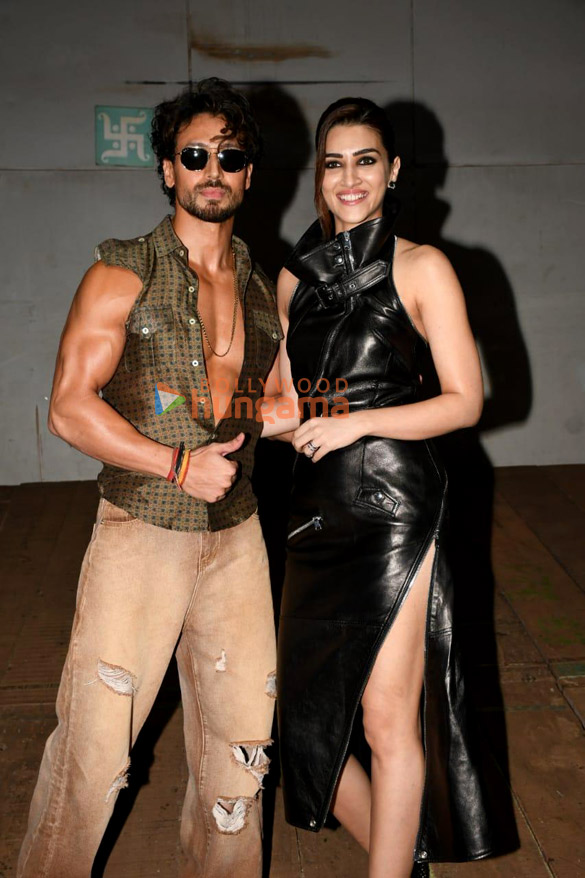 Photos Tiger Shroff and Kriti Sanon snapped promoting Ganapath – A Hero Is Born (1)