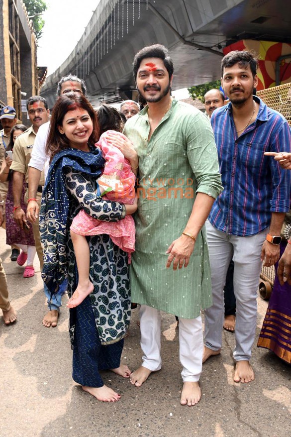 photos tusshar kapoor sherlyn chopra and others snapped at lalbaugcha raja 1