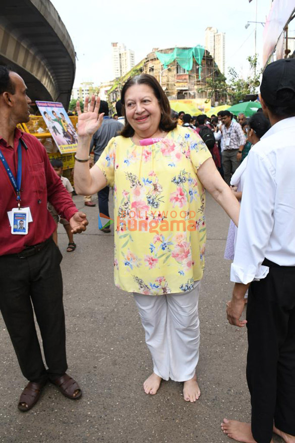 photos tusshar kapoor sherlyn chopra and others snapped at lalbaugcha raja 1100 4