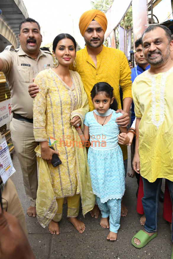 photos tusshar kapoor sherlyn chopra and others snapped at lalbaugcha raja 1100 6