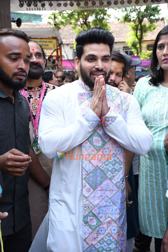 photos tusshar kapoor sherlyn chopra and others snapped at lalbaugcha raja 1122 2