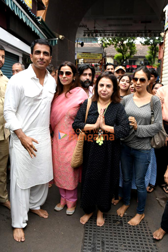 photos tusshar kapoor sherlyn chopra and others snapped at lalbaugcha raja 2