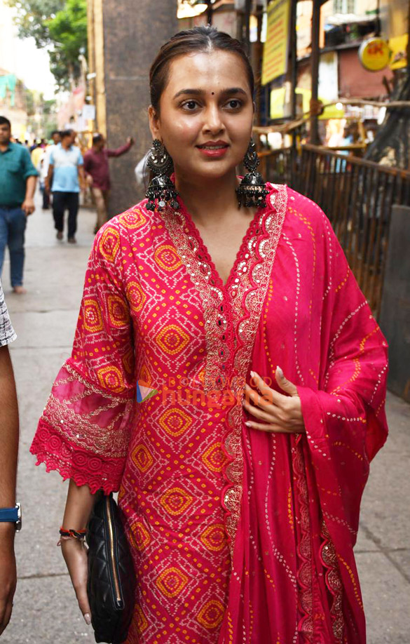 photos tusshar kapoor sherlyn chopra and others snapped at lalbaugcha raja 7765 2