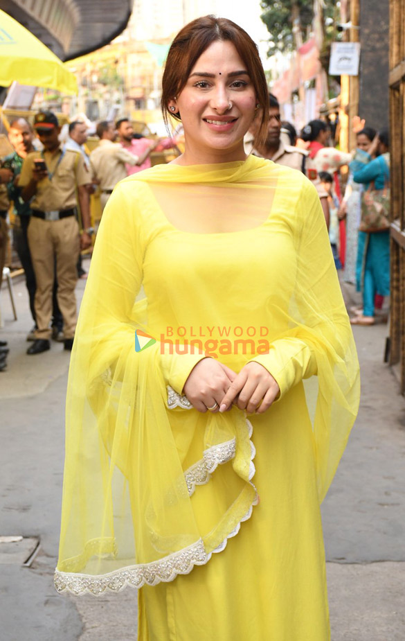 photos tusshar kapoor sherlyn chopra and others snapped at lalbaugcha raja 7765 3