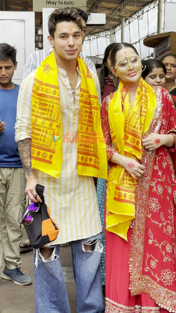 photos uorfi javed and pratik sehajpal snapped at siddhivinayak temple 3