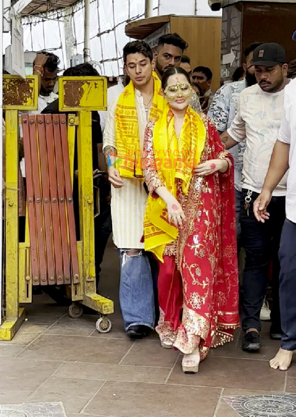photos uorfi javed and pratik sehajpal snapped at siddhivinayak temple 5