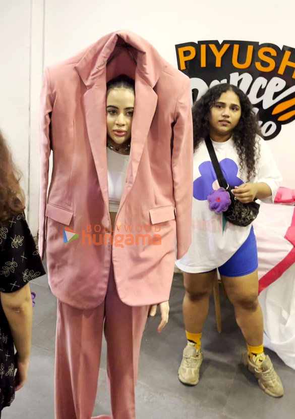 photos uorfi javed snapped outside piyush dance studio in andheri 6