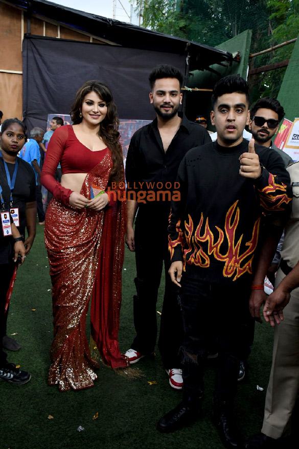 photos urvashi rautela and elvish yadav snapped at college fest in juhu 4