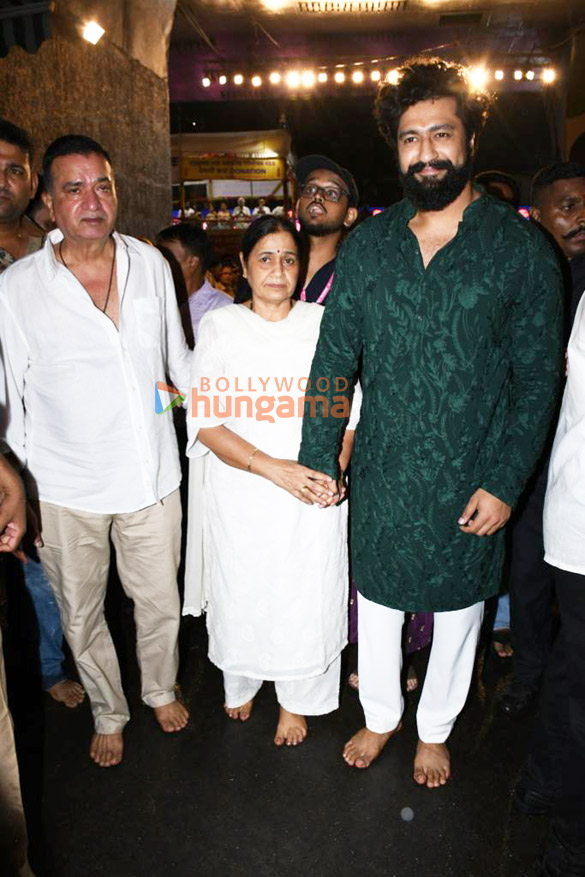 photos varun dhawan divya khosla kumar and others snapped at lalbaugcha raja 1122 1