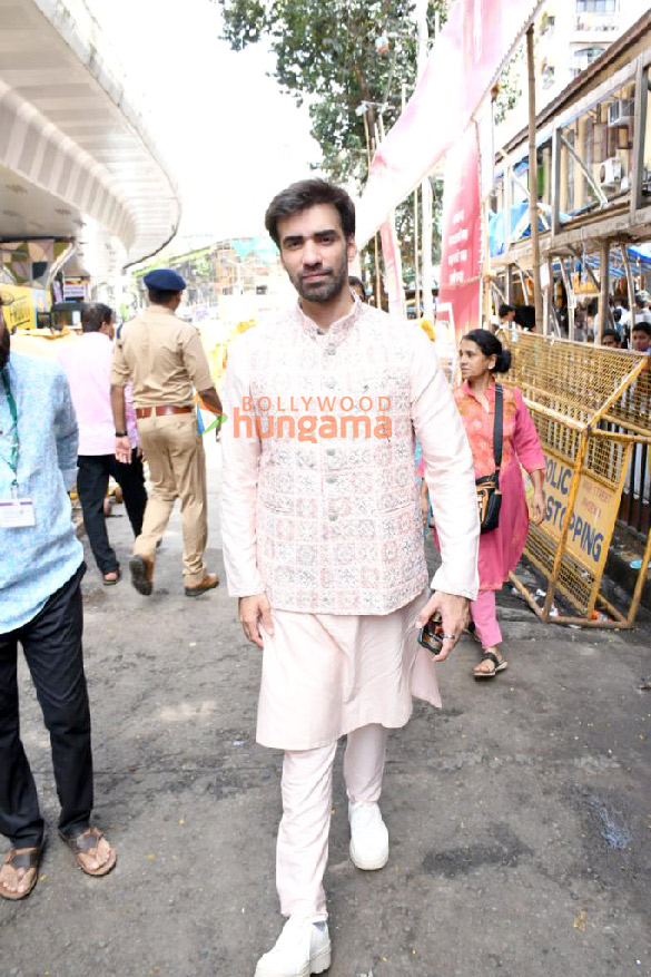 photos varun dhawan divya khosla kumar and others snapped at lalbaugcha raja 4