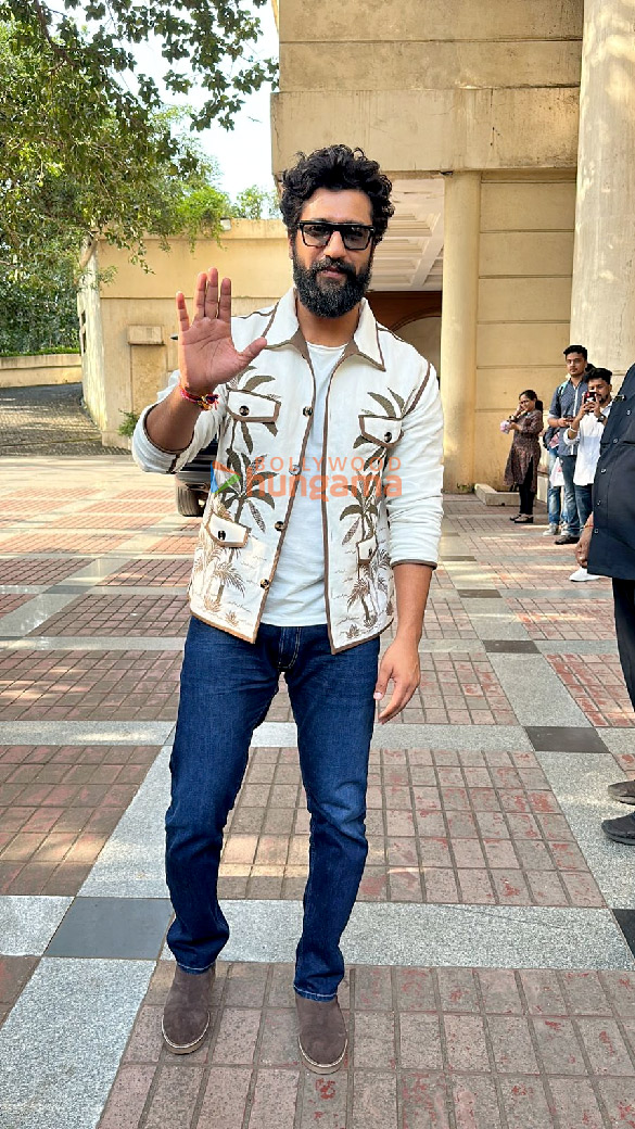 photos vicky kaushal snapped promoting the great indian family 3