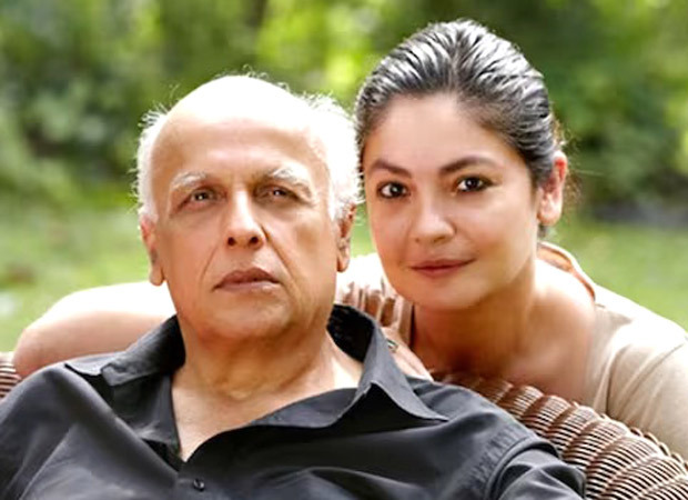 Pooja Bhatt reacts calmly to a user making derogatory comments about Mahesh Bhatt; fans call her ‘queen’ : Bollywood News – Bollywood Hungama