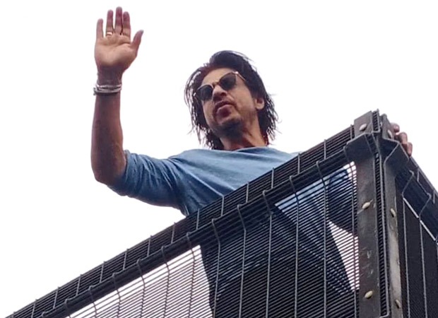 Shah Rukh Khan greets fans outside Mannat with his signature pose, flying kisses as Jawan crosses Rs. 400 crore at the box office in India, watch videos 