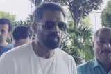 So cool! Suniel Shetty chit chats with paps at the airport