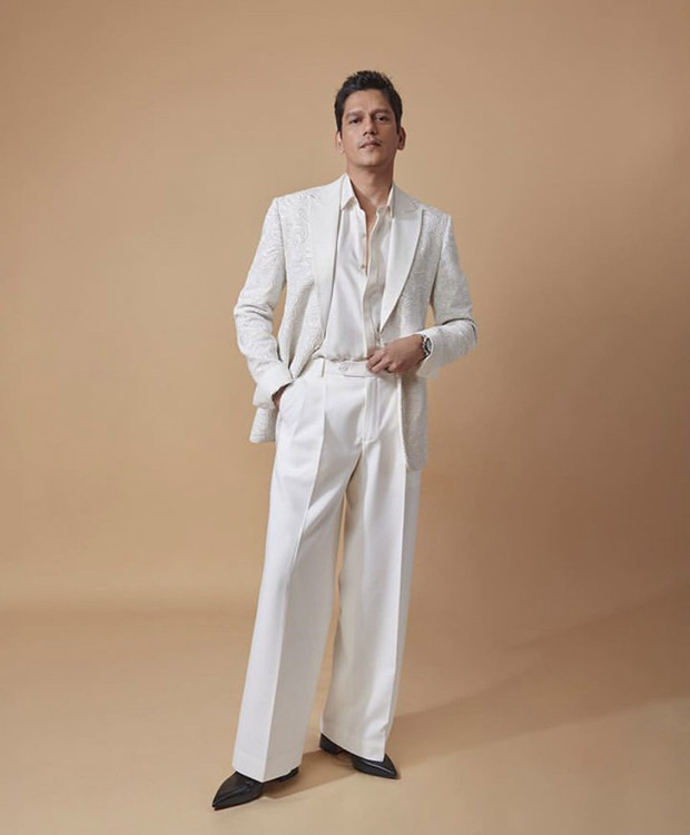 Vijay Varma shines in all-white, as he sets the stage on fire while kickstarting the Jaane Jaan promotions
