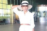 Wow! What do you think of Shriya Saran’s holiday themed airport look
