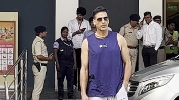 Akshay Kumar flaunts his muscular biceps as he gets clicked at the airport
